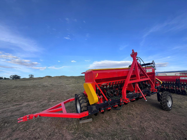 24 Row Double Disc Seeder - Red Earth